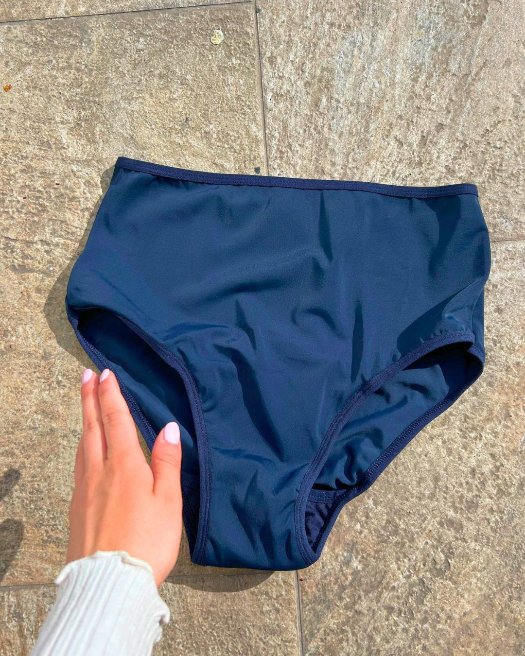 menstrualni kupaći crna gora leto more plaža main krupni kadar